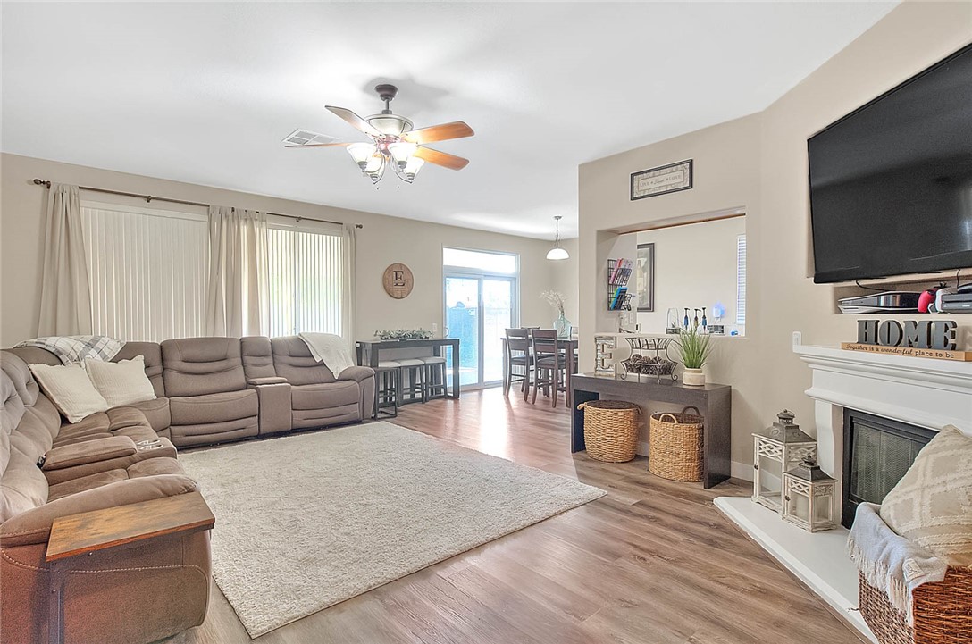 611 Glory Street San Jacinto, CA 92583 - Photo 10 of 58 Living Room
