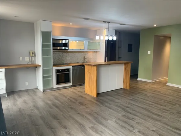 $1,400 | 3111 Bel Air Drive, Unit 211, Las Vegas, NV 89109
