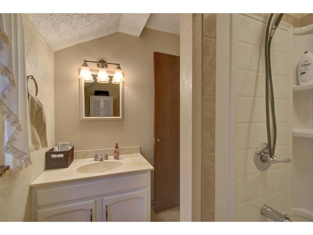 3734 Purchase Ridge Road Duffield, VA 24244 - Photo 28 of 36 Upstairs Hall Bathroom