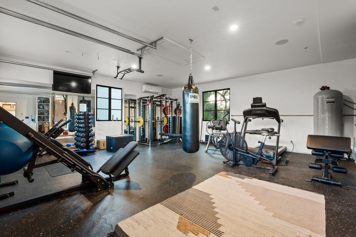 13202 Ojai Road Santa Paula, CA 93060 - Photo 40 of 50 a room with lots of gym equipment
