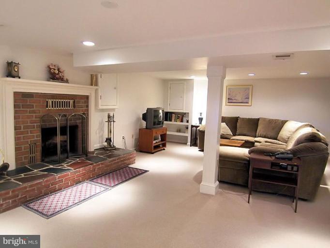4902 Rollingtop Road Ellicott City, MD 21043 - Photo 14 of 17 Family Room