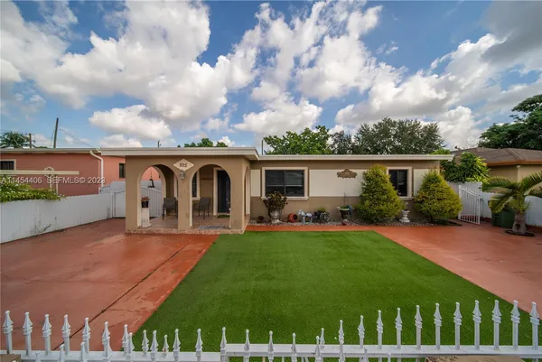 a view of a house with backyard porch and garden