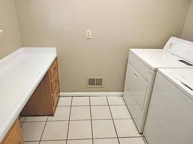 2040 Ridgeway Road Memphis, TN 38119 - Photo 13 of 35 a utility room with dryer and washer