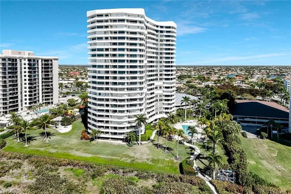 a view of a multi story building