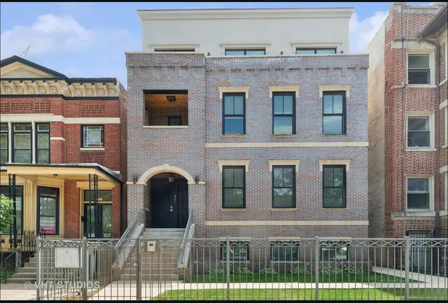 $599,900 | 441 East Oakwood Boulevard, Unit 3, Chicago, IL 60653