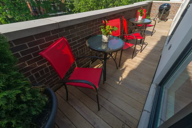 $599,900 | 441 East Oakwood Boulevard, Unit 3, Chicago, IL 60653