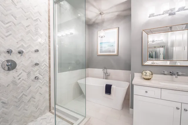 $599,900 | 441 East Oakwood Boulevard, Unit 3, Chicago, IL 60653