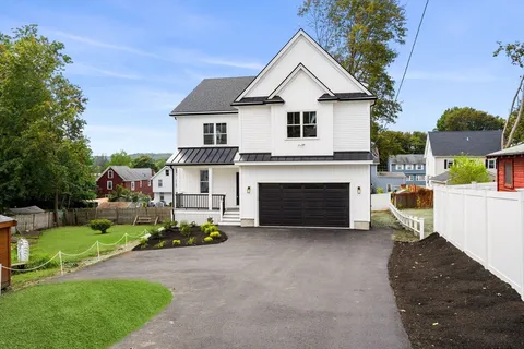 a view of a yard in front of house