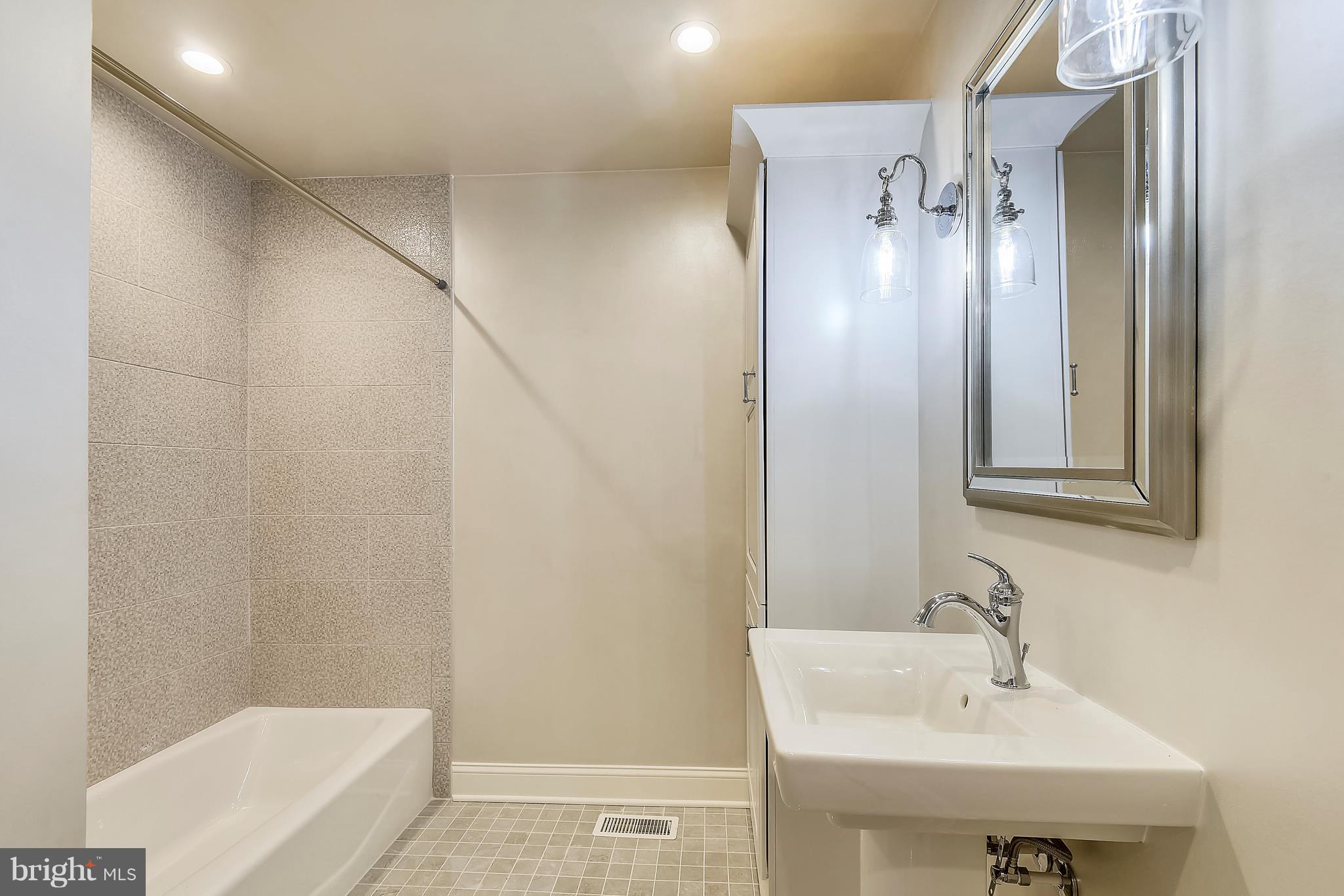 7920 Bainbridge Road Alexandria, VA 22308 - Photo 14 of 30 Master Bath