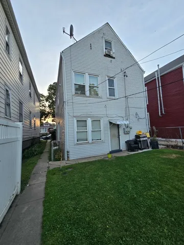 a view of a back yard