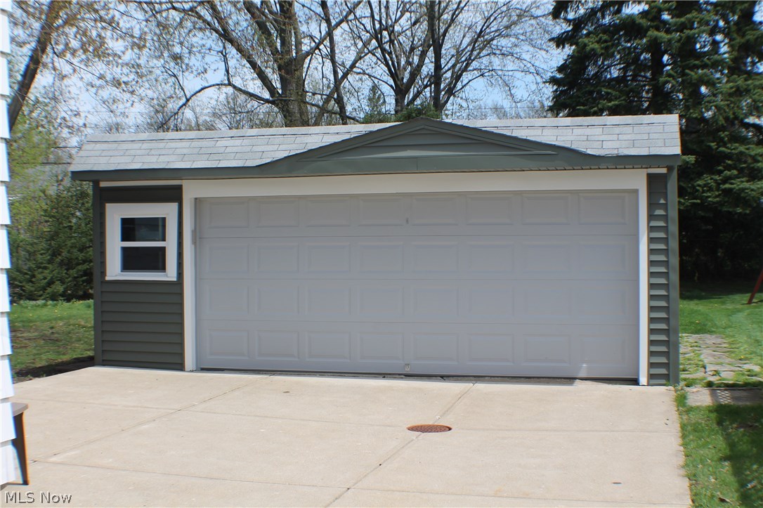 1207 Gordon Road Lyndhurst, OH 44124 - Photo 31 of 33 2.5 CAR GARAGE