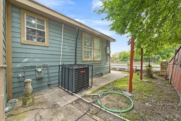 a view of a backyard