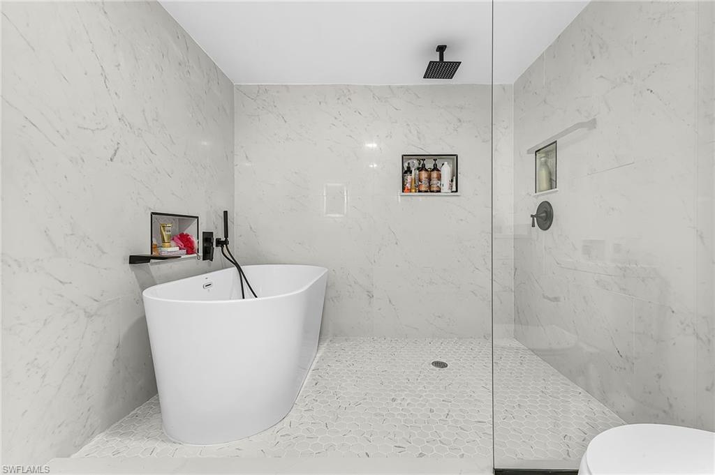 3843 Marvaez Street Fort Myers, FL 33901 - Photo 14 of 26 a bathroom with a bathtub and toilet