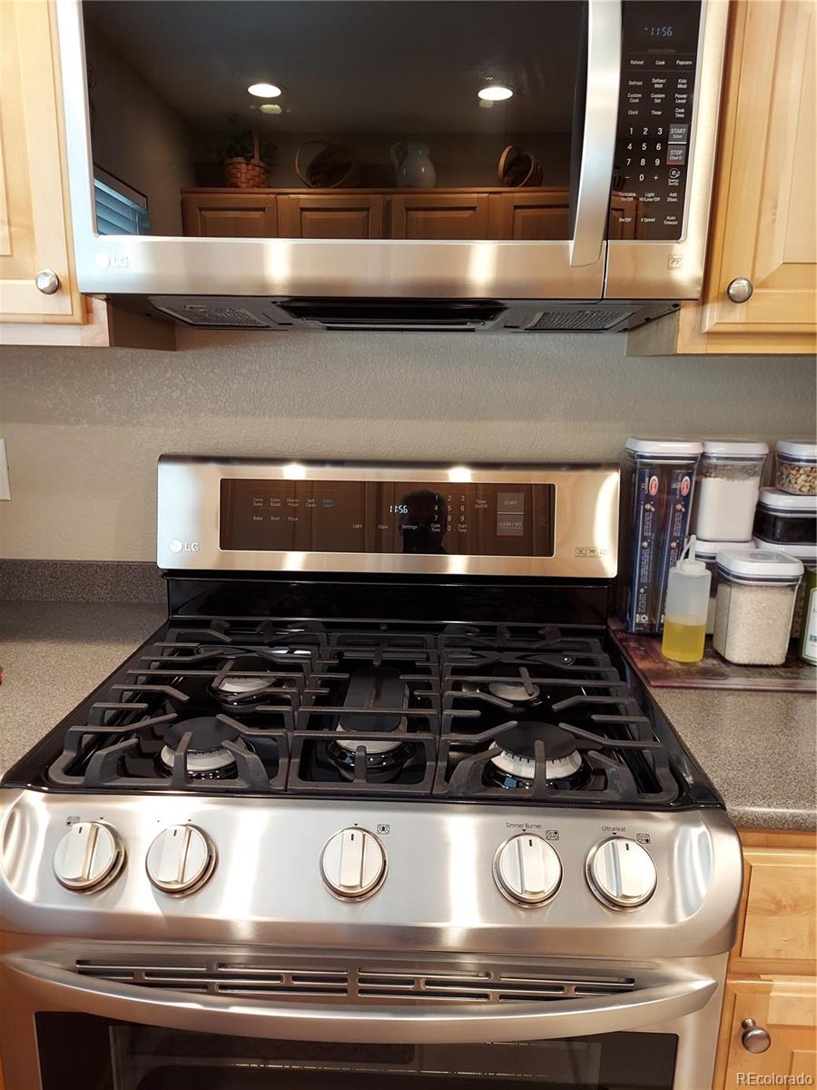 6123 Trailhead Road Highlands Ranch, CO 80130 - Photo 5 of 26 a close view of stove top oven