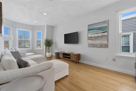 $879,000 | 587 East 4th Street, Unit 3, Boston, MA 02127