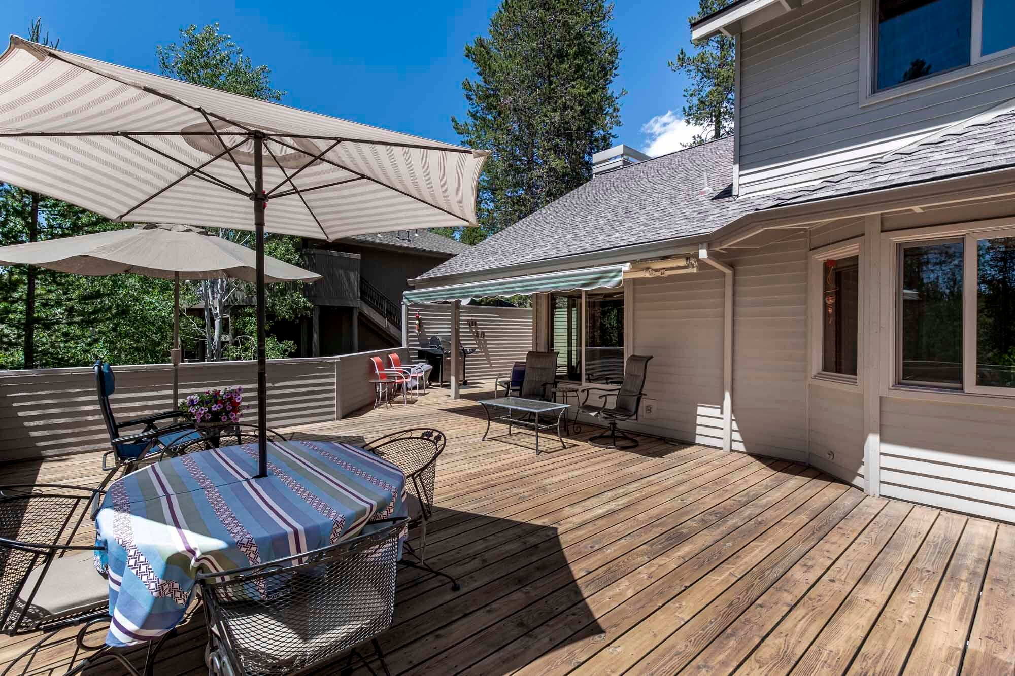 18187 Oregon Loop Sunriver, OR 97707 - Photo 17 of 37 Soak Up the Sun!