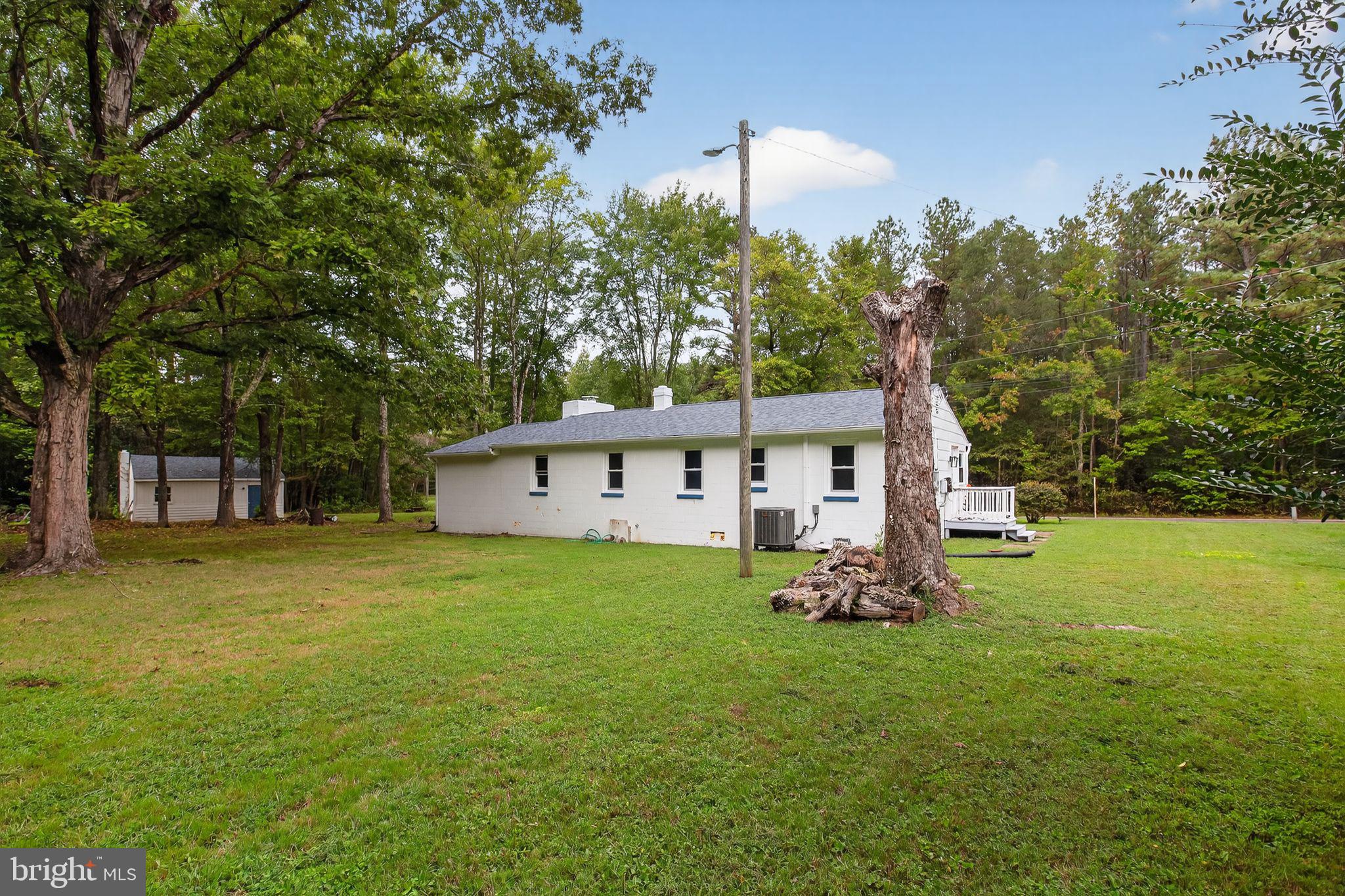 2895 Pomona Road Colonial Beach, VA 22443 - Photo 25 of 29 a backyard of a house with table and chairs