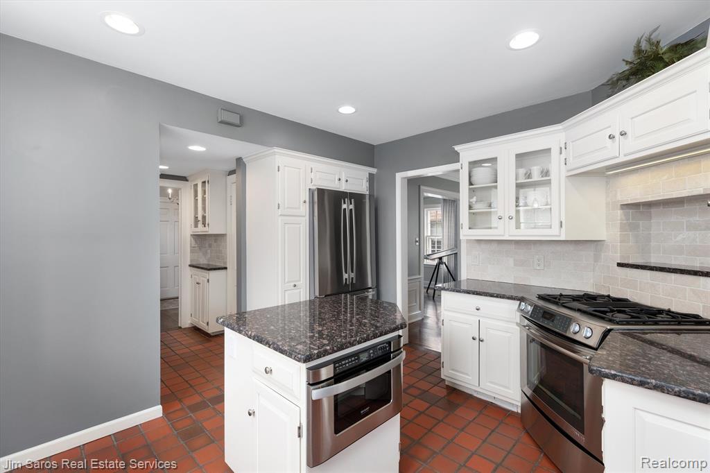 324 McMillan Road Grosse Pointe Farms, MI 48236 - Photo 11 of 40