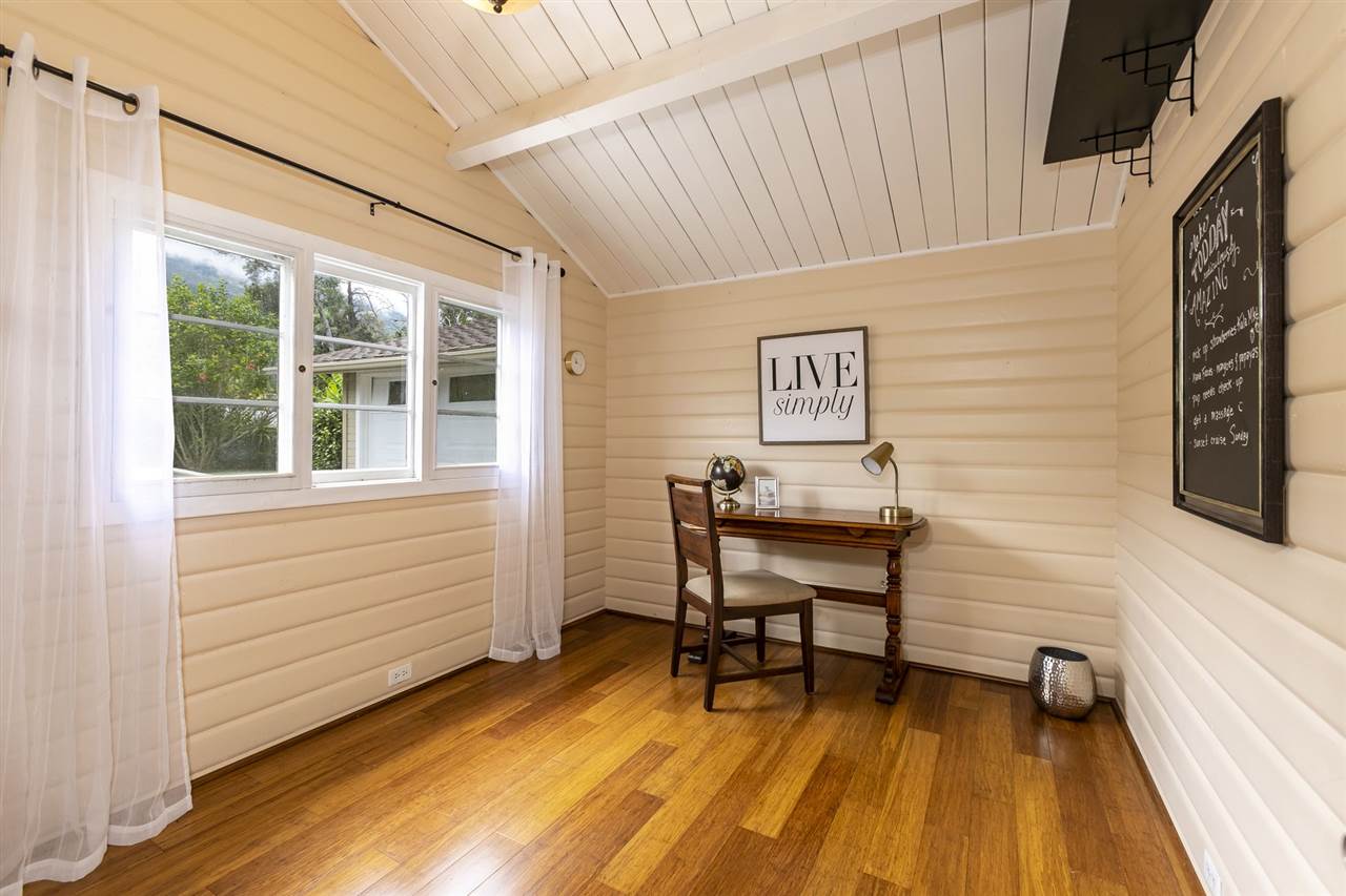 114 Alae Road Kula, HI 96790 - Photo 20 of 30 a balcony with table and chairs