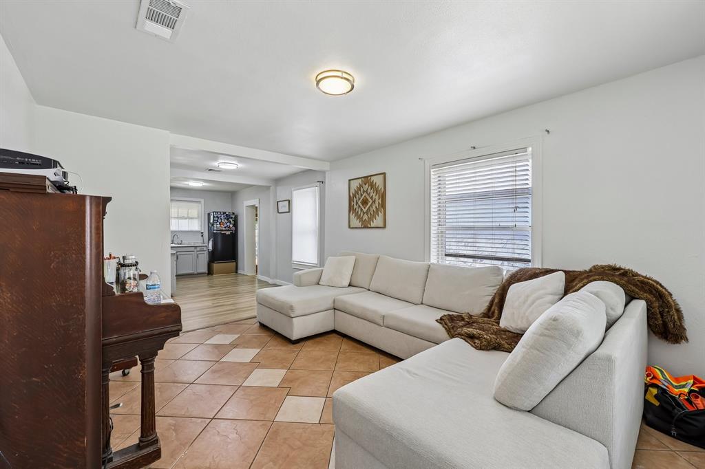 1215 Churchill Road River Oaks, TX 76114 - Photo 2 of 7