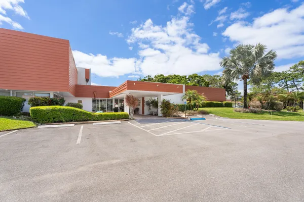 $1,900 | 2600 Southeast Ocean Boulevard, Unit R2, Stuart, FL 34996
