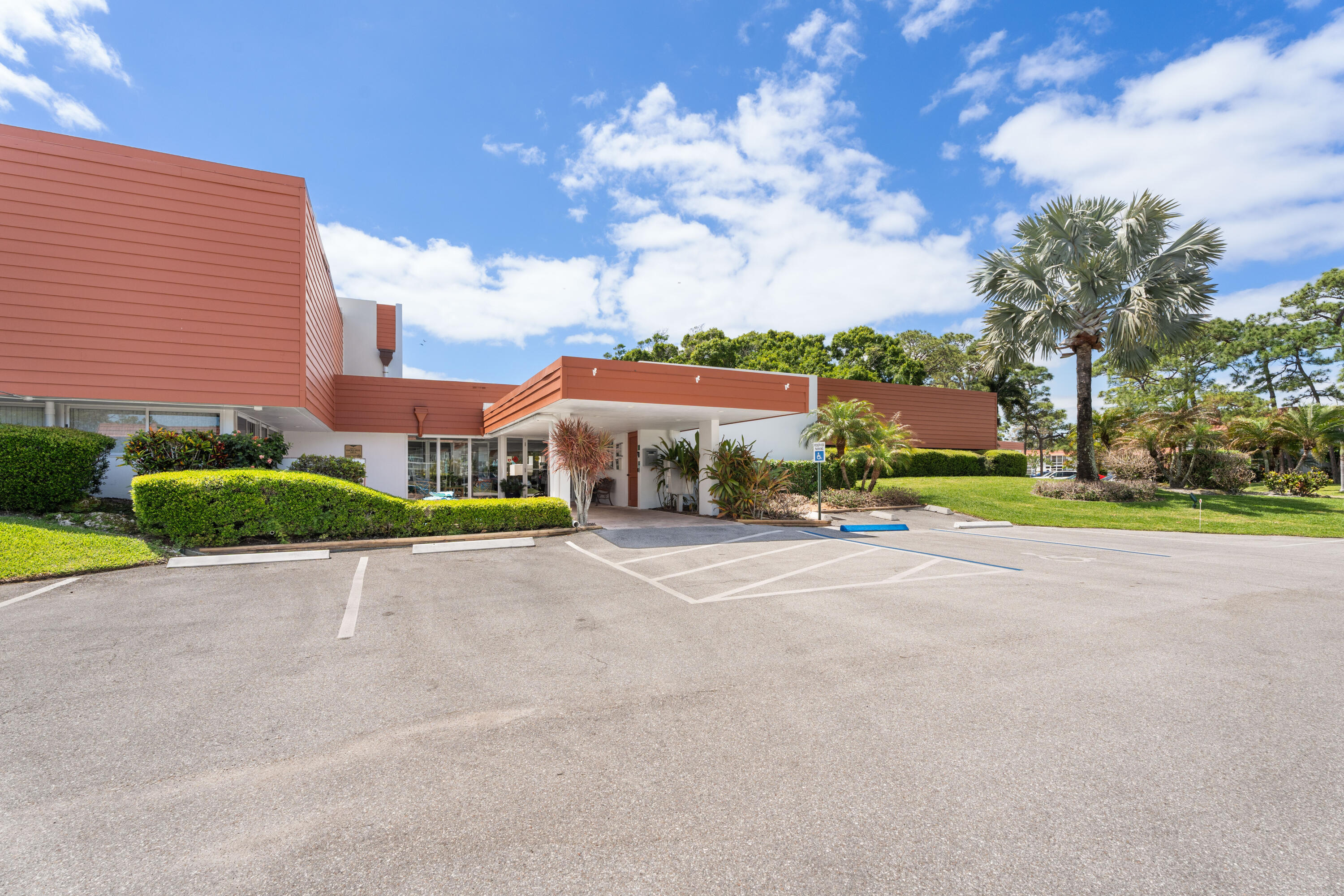 2600 Southeast Ocean Boulevard, Unit R2 Stuart, FL 34996 - Photo 3 of 25 3_smg06688