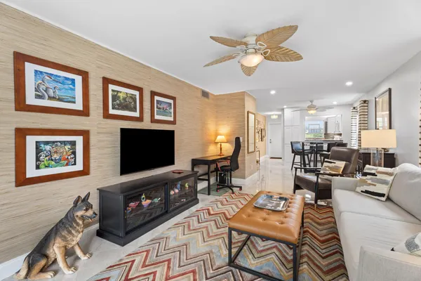 $1,900 | 2600 Southeast Ocean Boulevard, Unit R2, Stuart, FL 34996