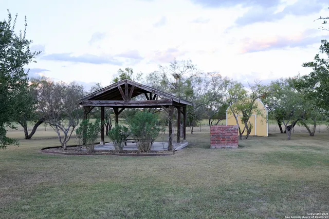 a view of a house with backyard
