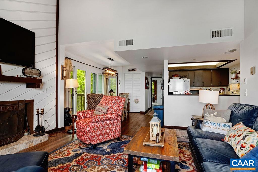 1403 Highlands Roseland, VA 22967 - Photo 11 of 29 a living room with furniture and a flat screen tv