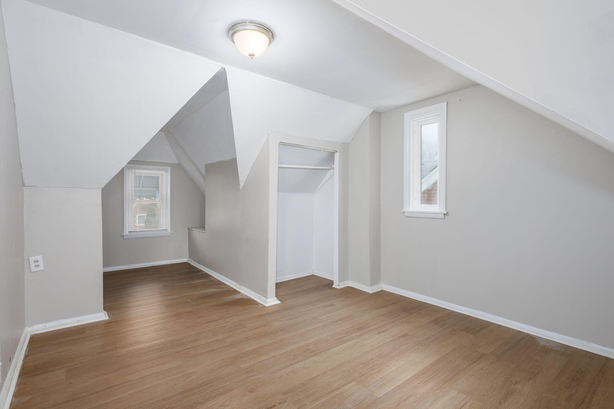 11222 Wayburn Street Detroit, MI 48224 - Photo 17 of 23 17-web-or-mls-Wayburn_11222 - Upper Bed