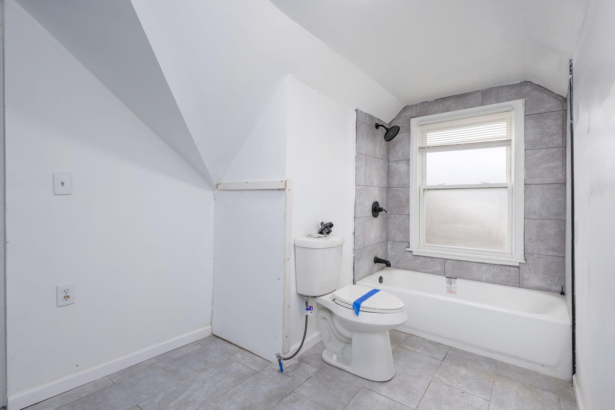 11222 Wayburn Street Detroit, MI 48224 - Photo 19 of 23 19-web-or-mls-Wayburn_11222 - Upper Bath