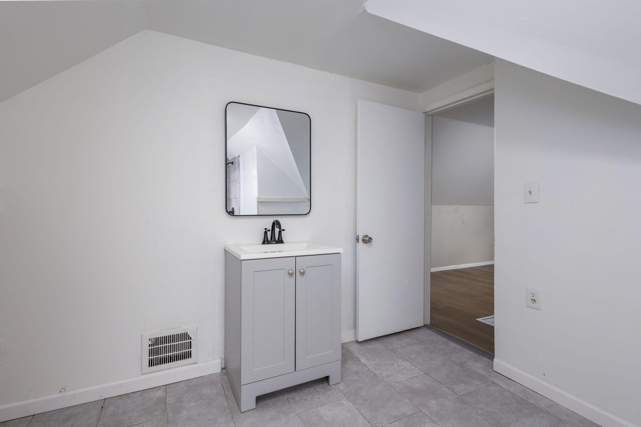 11222 Wayburn Street Detroit, MI 48224 - Photo 20 of 23 20-web-or-mls-Wayburn_11222 - Upper Bath