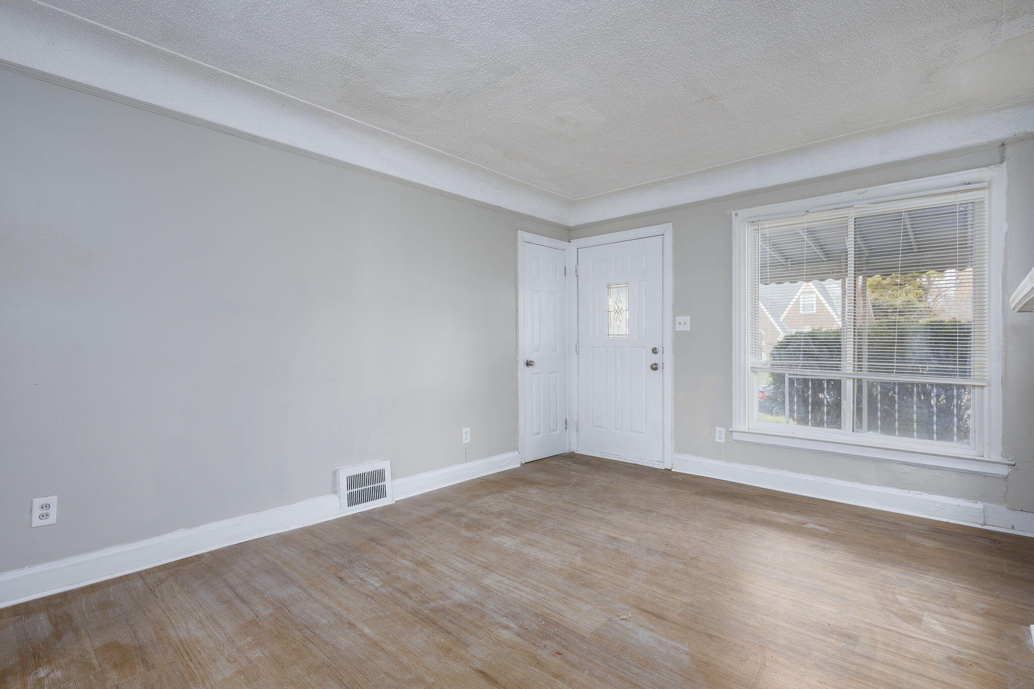 11222 Wayburn Street Detroit, MI 48224 - Photo 6 of 23 6-web-or-mls-Wayburn_11222 - Living Room