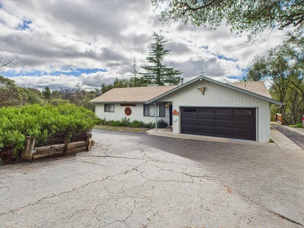 $899,000 | 43710 Hilltop Lane, Ahwahnee, CA 93601