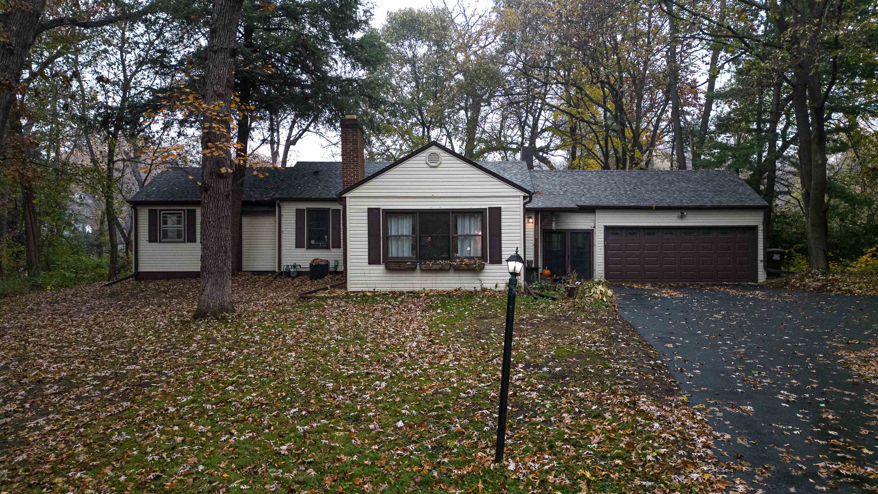 4626 Spring Creek Road Rockford, IL 61114 - Photo 1 of 31 a front view of a house with a garden