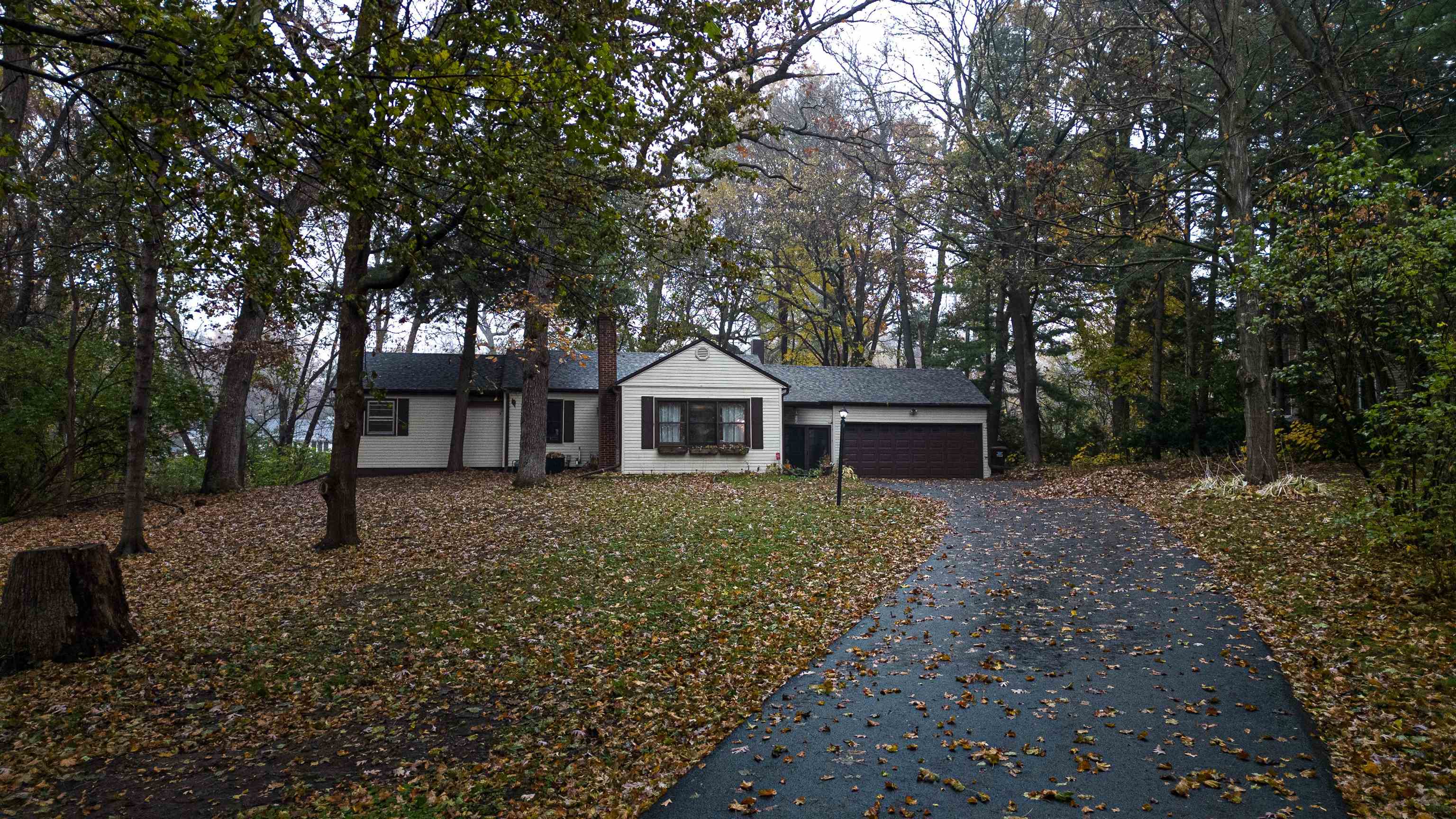 4626 Spring Creek Road Rockford, IL 61114 - Photo 2 of 31 a front view of a house with a garden