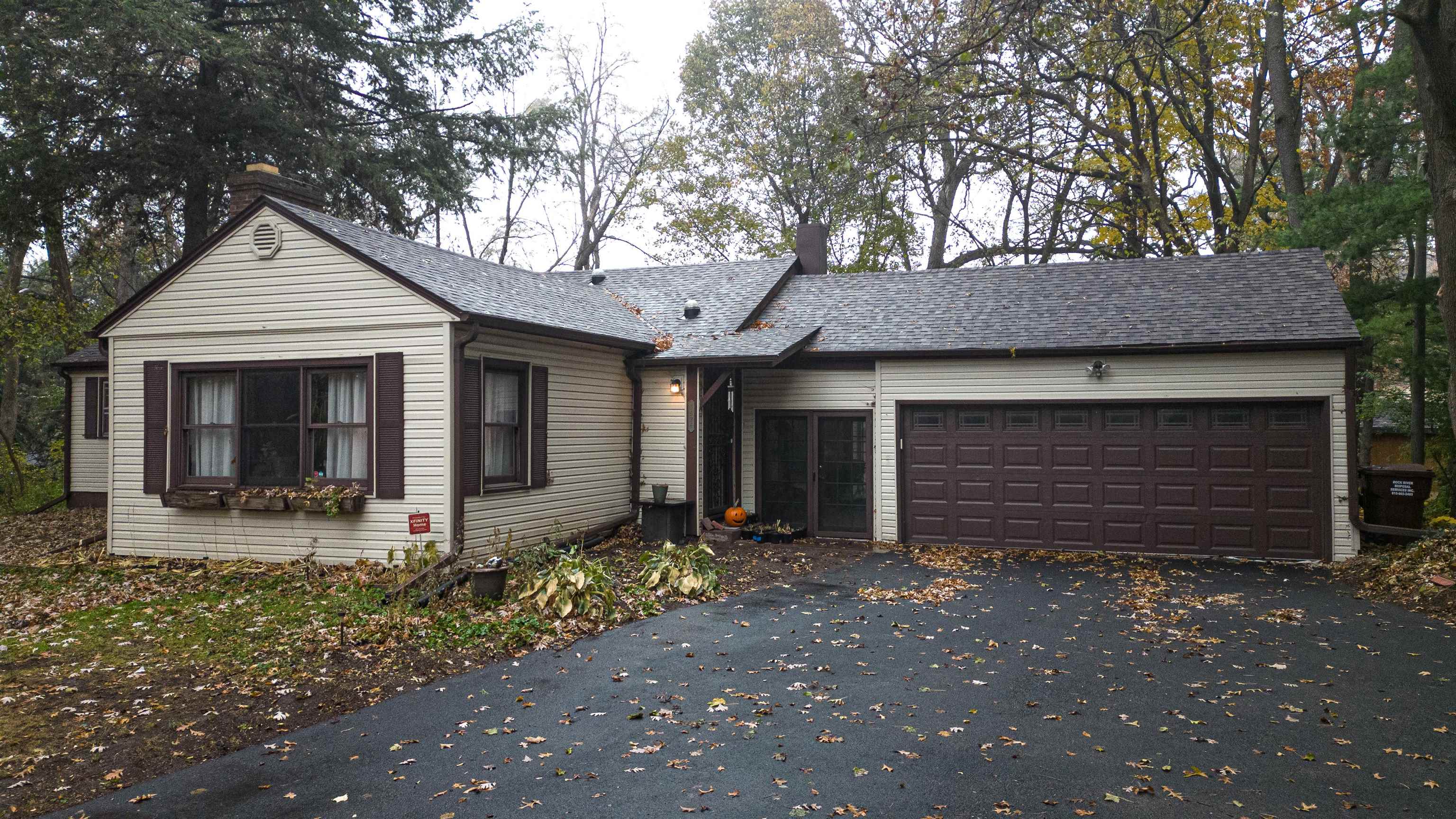 4626 Spring Creek Road Rockford, IL 61114 - Photo 4 of 31 a front view of a house with garden