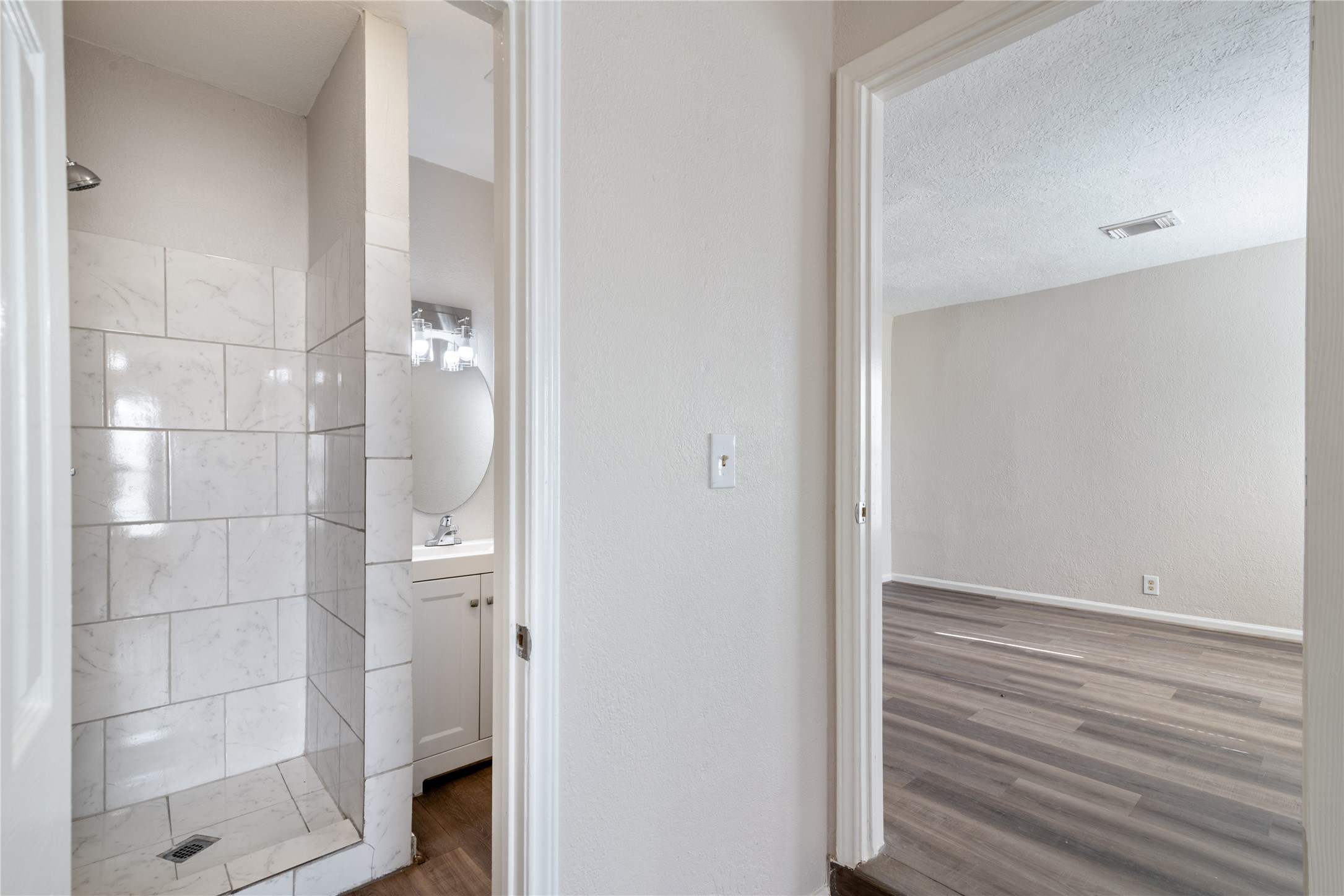 5825 Southurst Street Houston, TX 77033 - Photo 14 of 23 a view of empty room