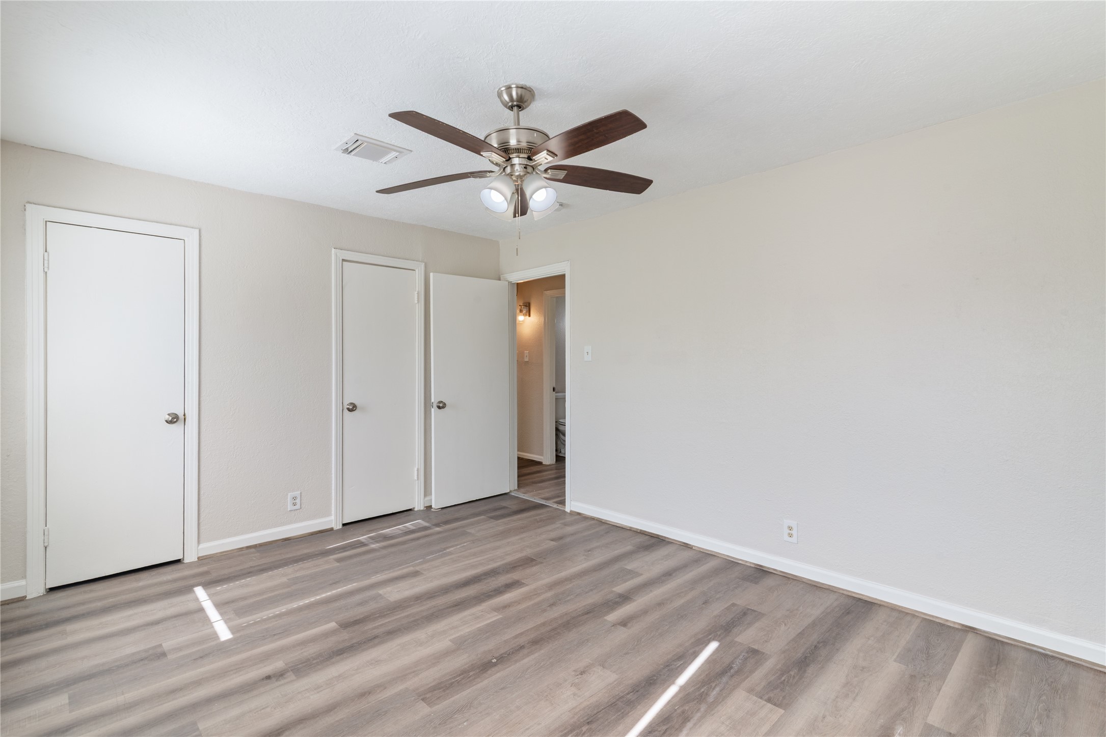 5825 Southurst Street Houston, TX 77033 - Photo 20 of 23 a view of an empty room
