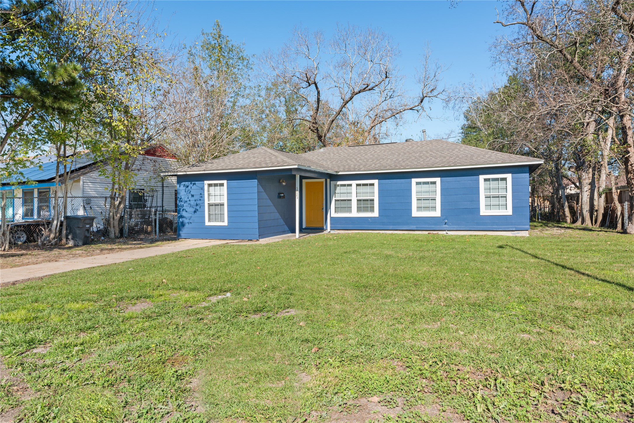 5825 Southurst Street Houston, TX 77033 - Photo 2 of 23 a front view of house with yard and green space