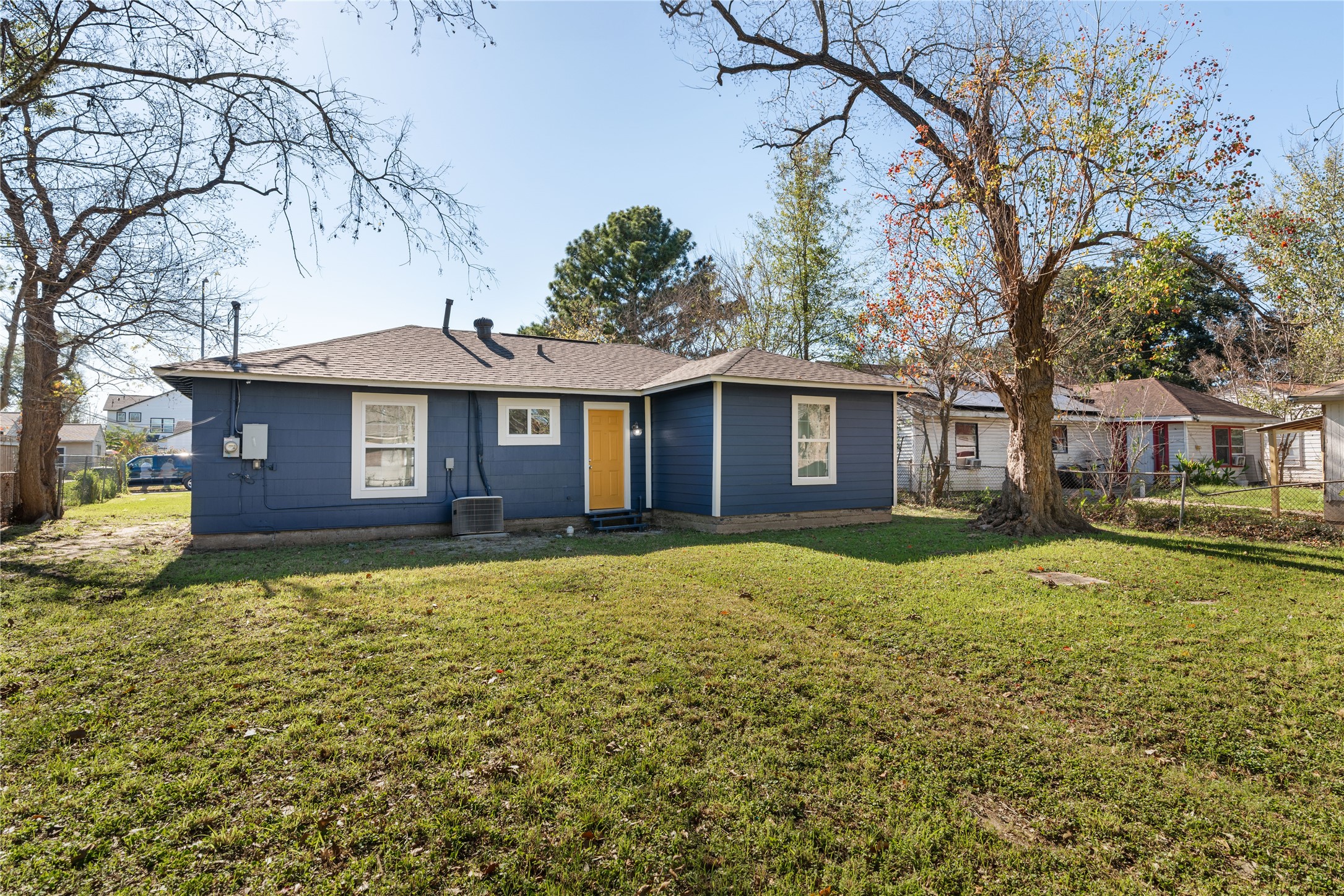 5825 Southurst Street Houston, TX 77033 - Photo 22 of 23 a front view of a house with a garden
