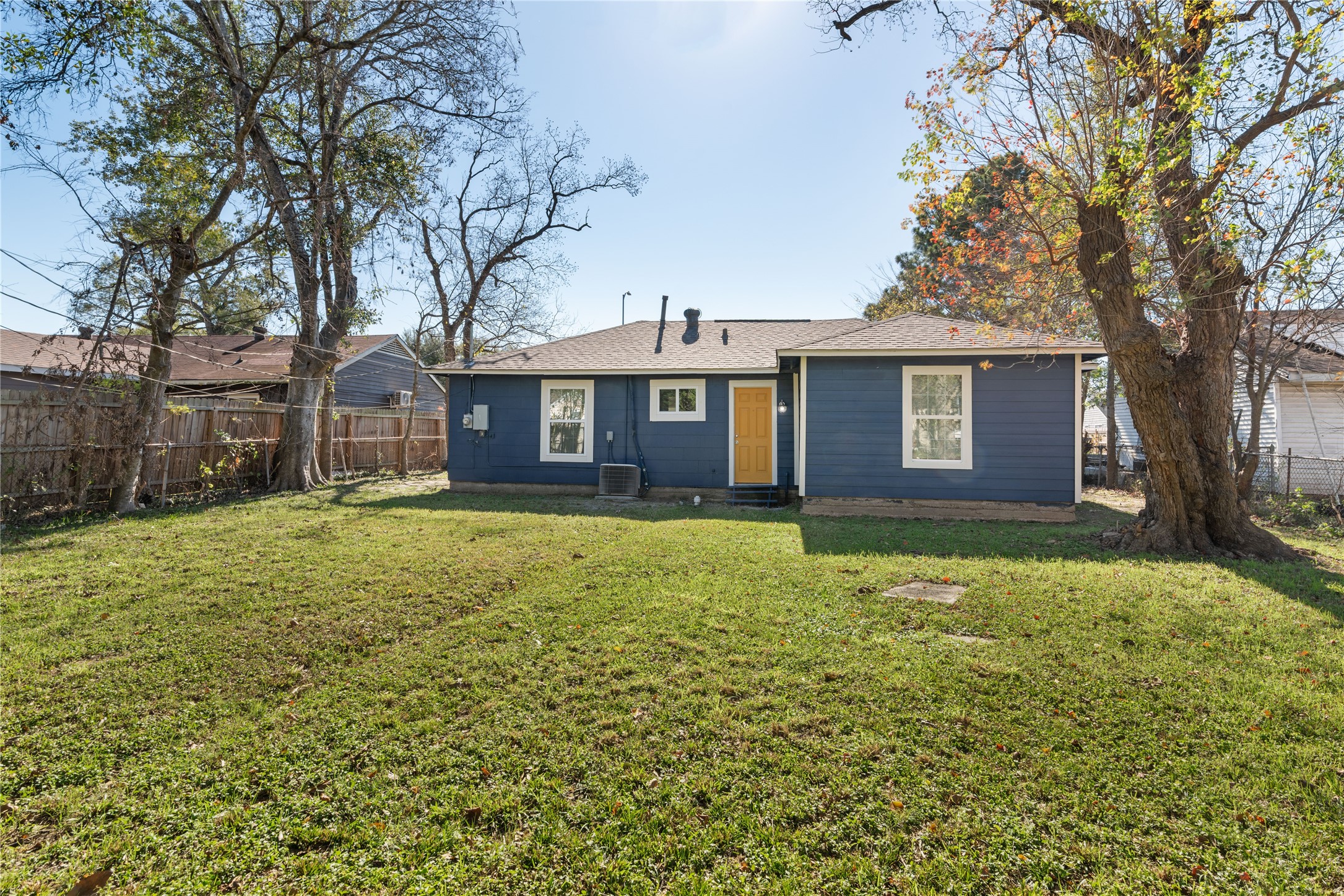 5825 Southurst Street Houston, TX 77033 - Photo 23 of 23 a front view of a house with a garden