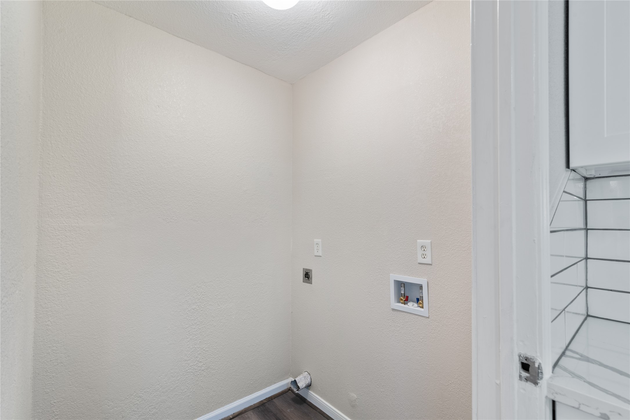 5825 Southurst Street Houston, TX 77033 - Photo 8 of 23 a view of utility room
