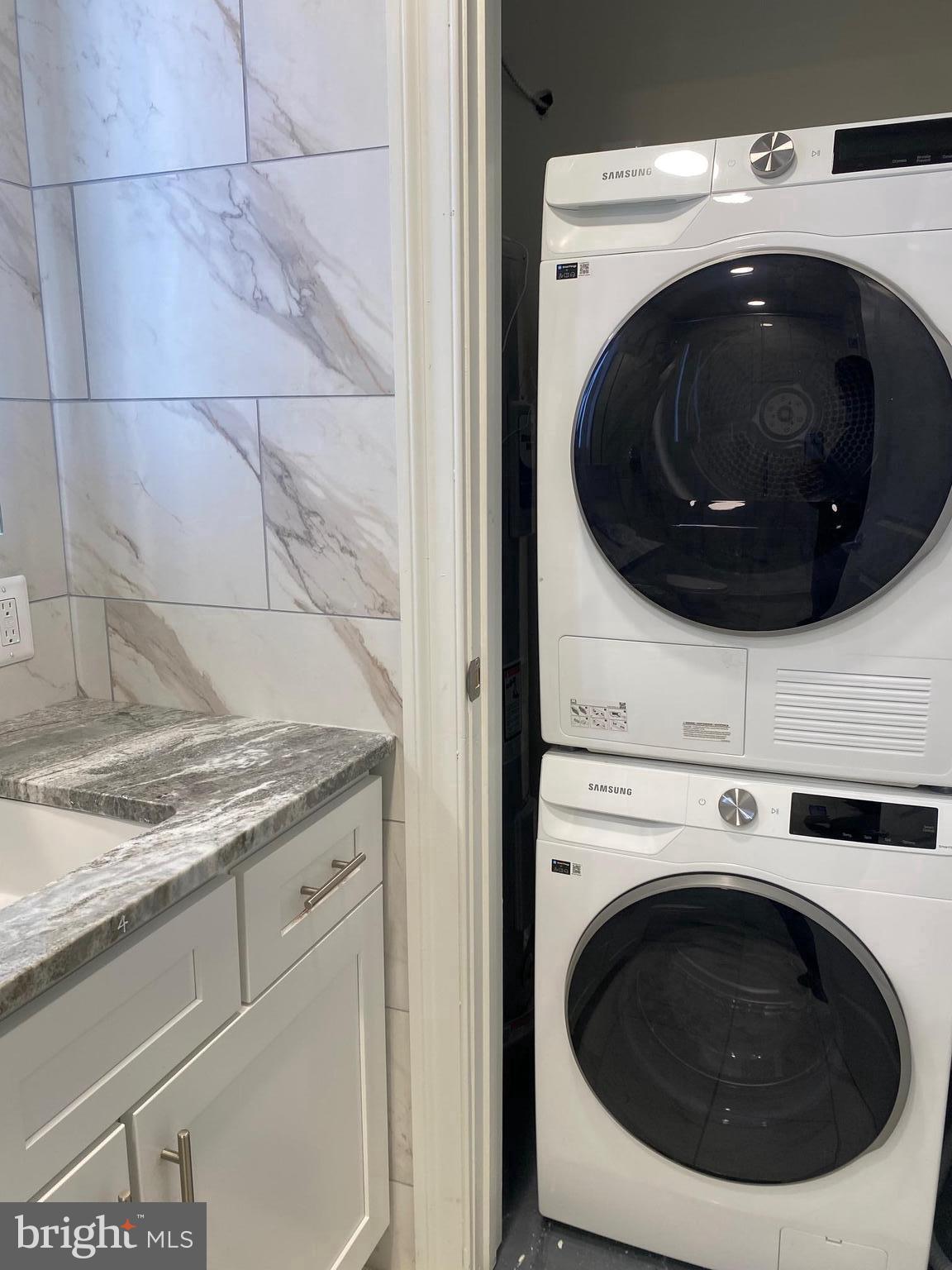 1900-20 Arch Street, Unit 109 Philadelphia, PA 19103 - Photo 14 of 34 a utility room with dryer and washer