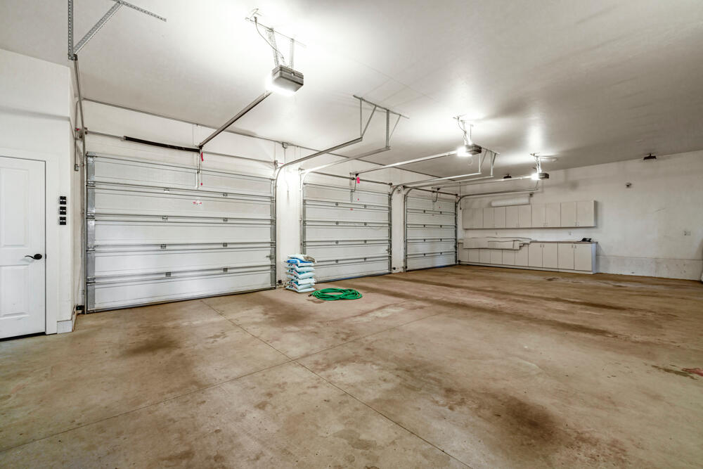 11944 Kestrel Road Klamath Falls, OR 97601 - Photo 114 of 121 3 Car Garage