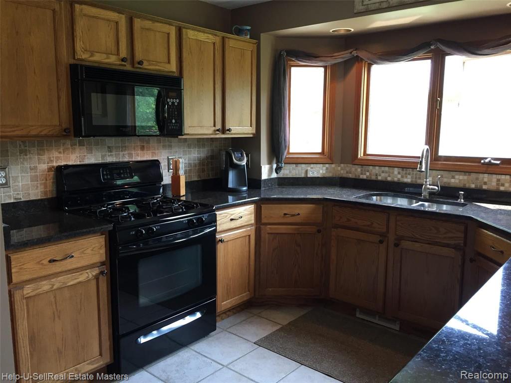 49241 Monte Road Chesterfield, MI 48047 - Photo 10 of 37