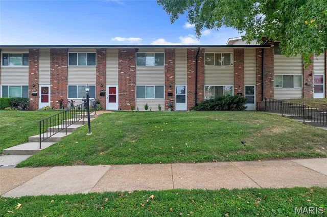 $169,900 | 9070 Villaridge Court, St. Louis, MO 63123