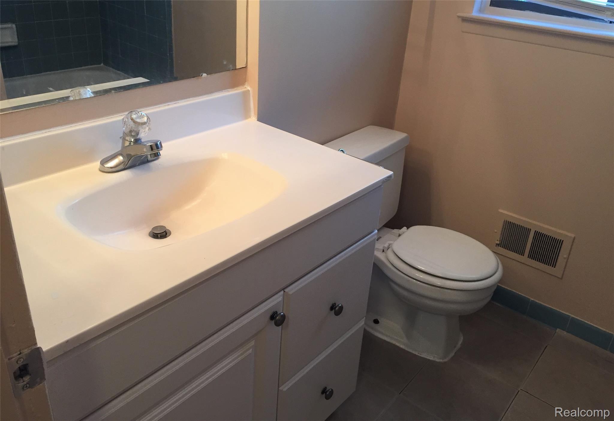 23680 Lahser Road Southfield, MI 48033 - Photo 9 of 19 main bath2.jpg