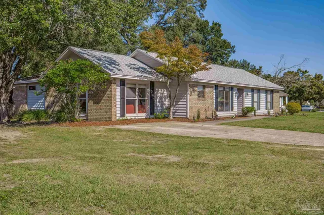 a view of a house with backyard and garden