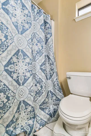 a view of a house with backyard and garden